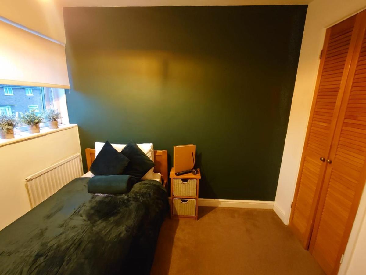 Lovely Rooms In A Quiet Place Of Woking Exteriör bild