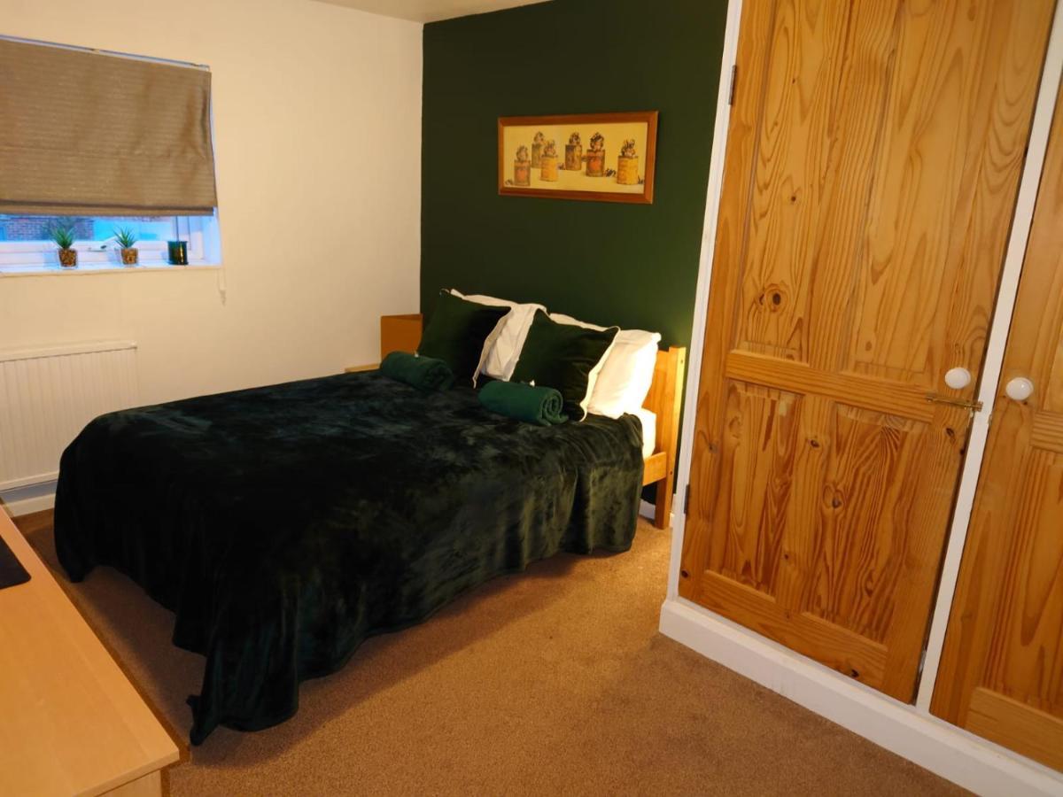 Lovely Rooms In A Quiet Place Of Woking Exteriör bild
