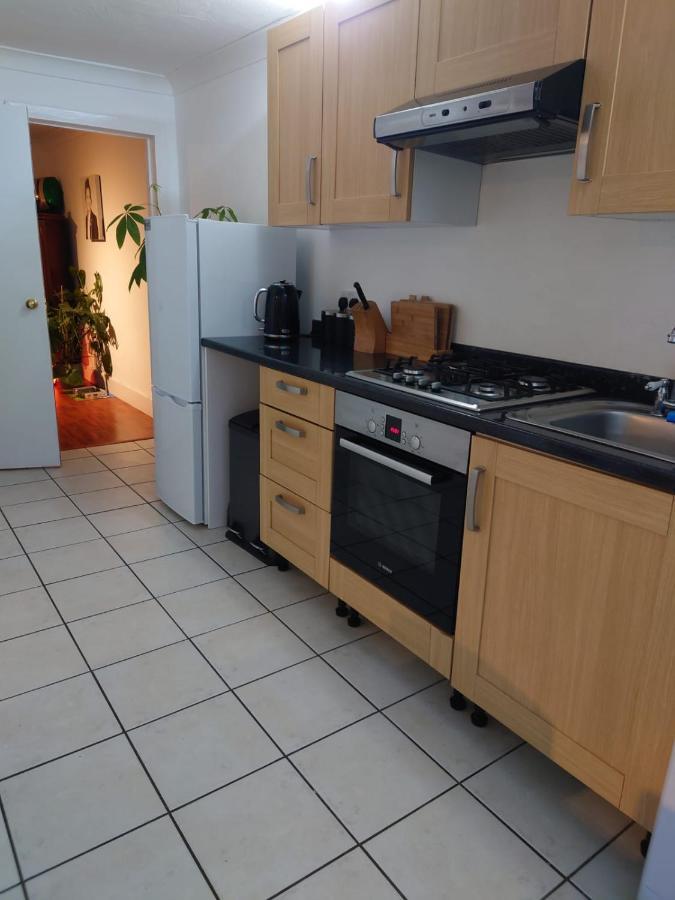 Lovely Rooms In A Quiet Place Of Woking Exteriör bild
