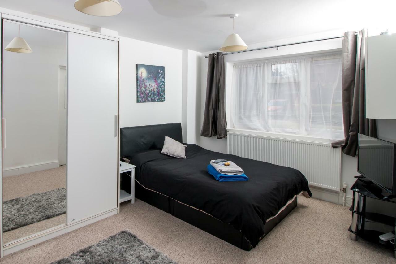 Lovely Rooms In A Quiet Place Of Woking Exteriör bild